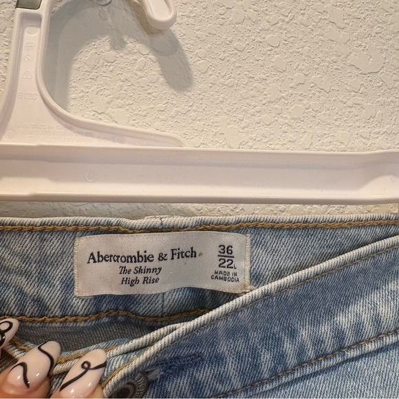 Abercrombie & Fitch High Rise Skinny Jeans Light Wash Raw Hem Women’s 36x22 - Picture 4 of 6